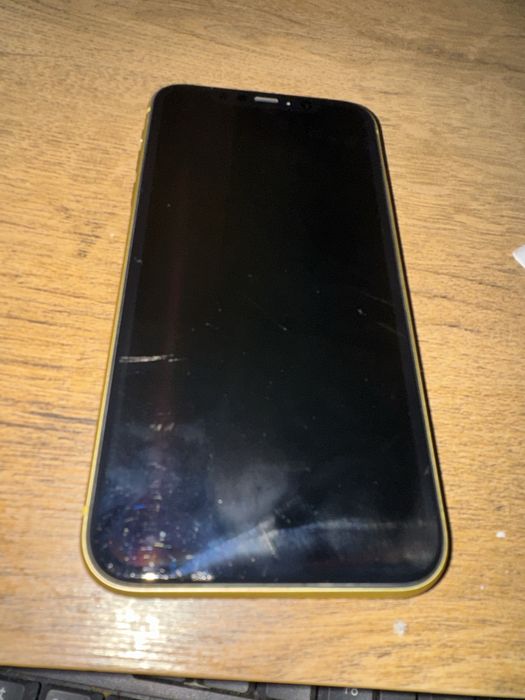 IPhone 11 Żółty pekniety ekran