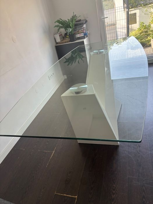 Mesa de vidro temperado com pé lacado branco.