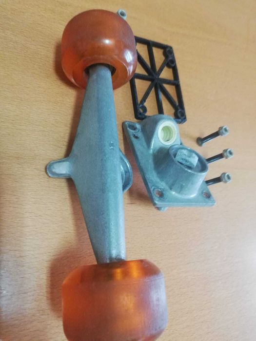 Skate trucks com rodas e rolamentos