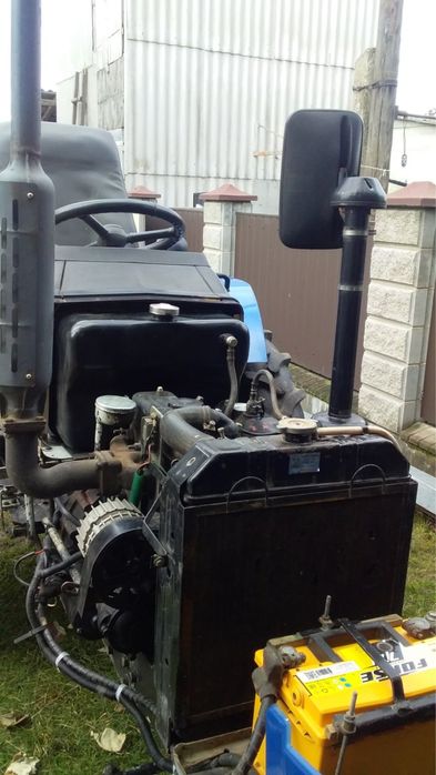 Трактор з плугом