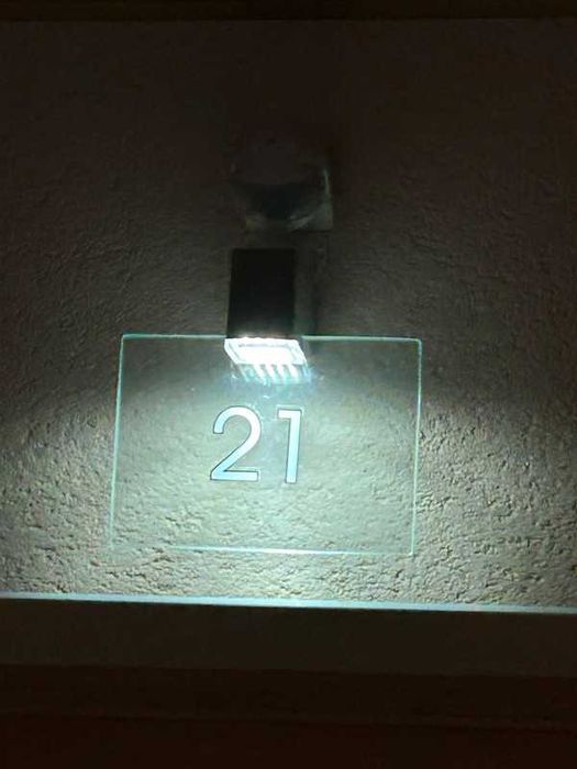 Aplique LED exterior Philips com número da porta (corrente elétrica)