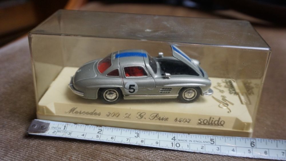 Carrinho miniatura de exposição Mercedes