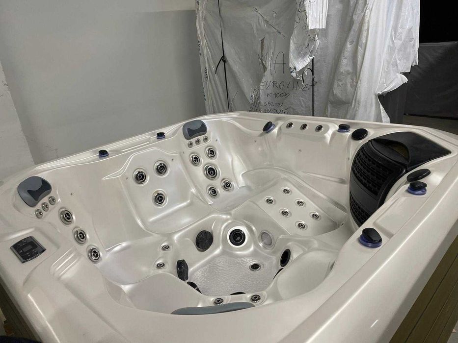 Powystawowa wanna Spa, jacuzzi