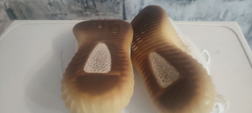 Продам кросівки ADIDAS YEEZY BOOST 350 V2 ,42 розміру .