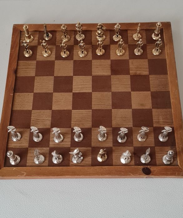 Tabuleiro de xadrez e damas com peças