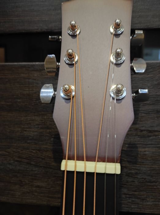 Красива гітара нова акустична