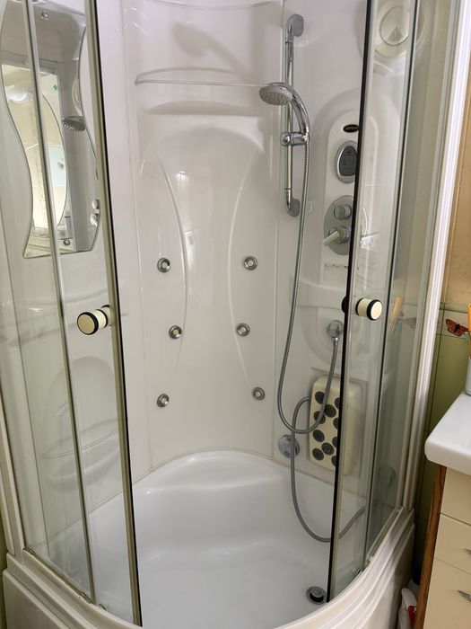 Душова кабіна в ідеальному стані.