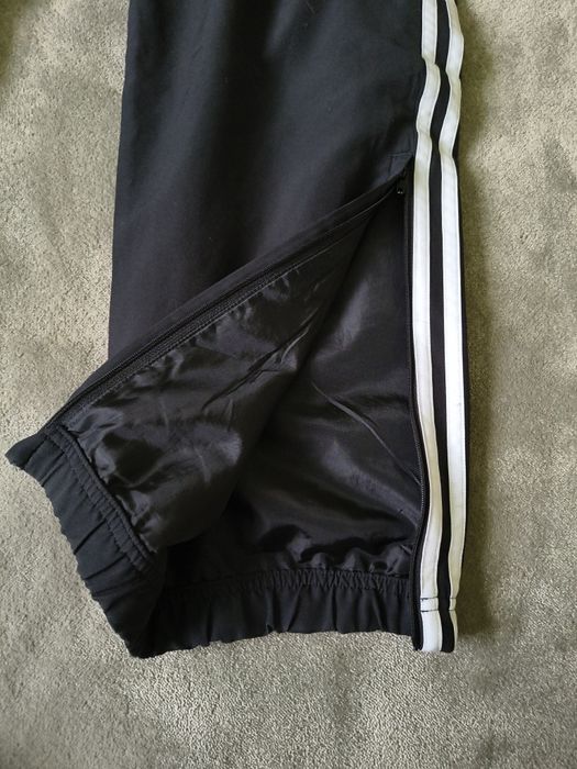 Spodnie adidas z szerokim nogawkami szelesty L