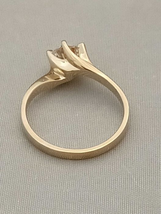 Złoty pierścionek z moissanitem 1,00 ct 3,10 g