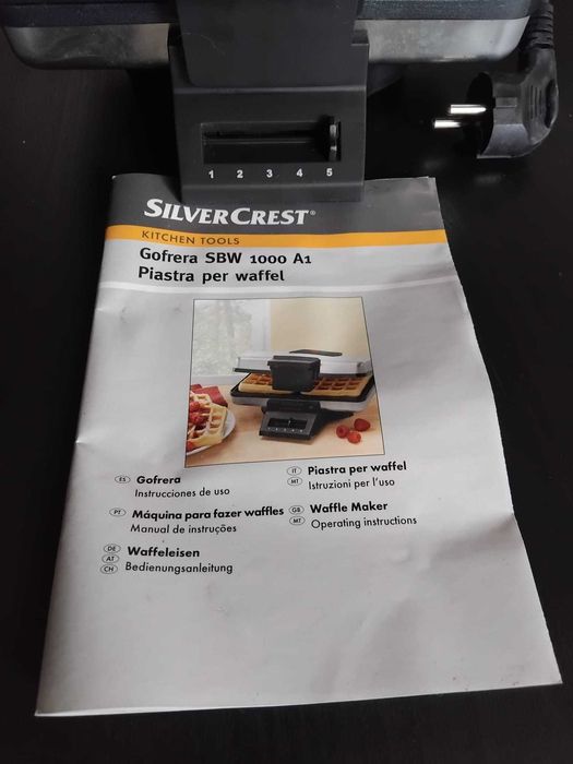 Máquina Waffles Silvercrest 1000W com livro receitas e manual em caixa