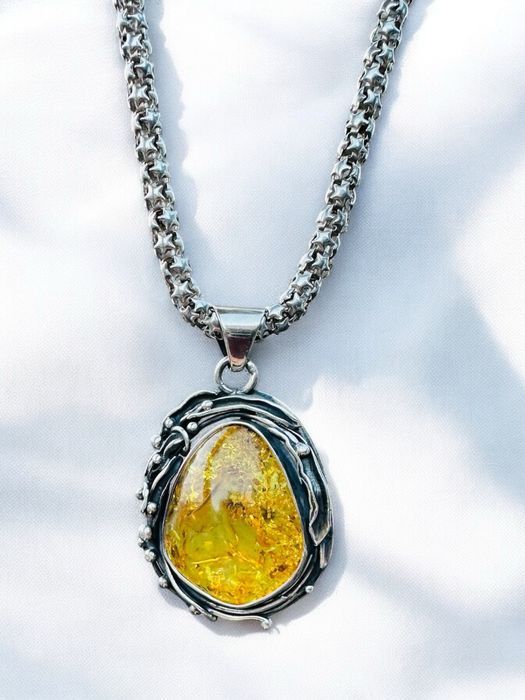 Wisiorek z bursztynem bałtyckim z łuskami srebro 925