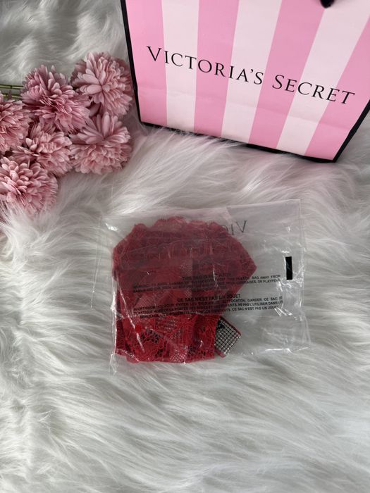 Czerwone majtki stringi koronkowe z kryształkami Victoria’s Secret S