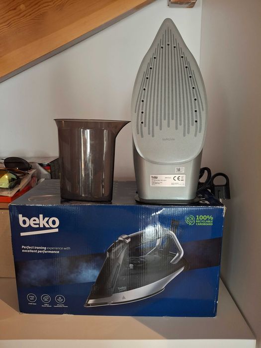 Żelazko parowe Beko FutureIron SIM5124A o mocy 2400 W - używane zaledwie kilka razy - stan bardzo dobry - prawie jak nowe.