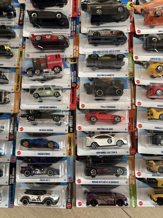 Hot wheels audi rs6, ferrari