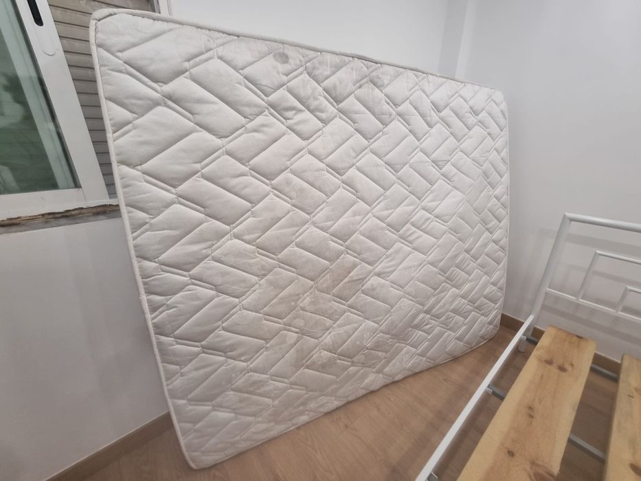Cama de Casal XL em Metal Branco + Colchão Pikolin (150x200 cm)