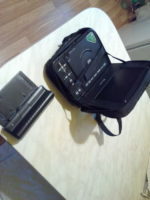LCD DVD - плеер MP76C /MPG4/. MUSTEK . И диски с фильмами.