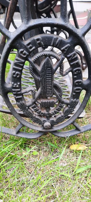 Stara maszyna Singer i stolik