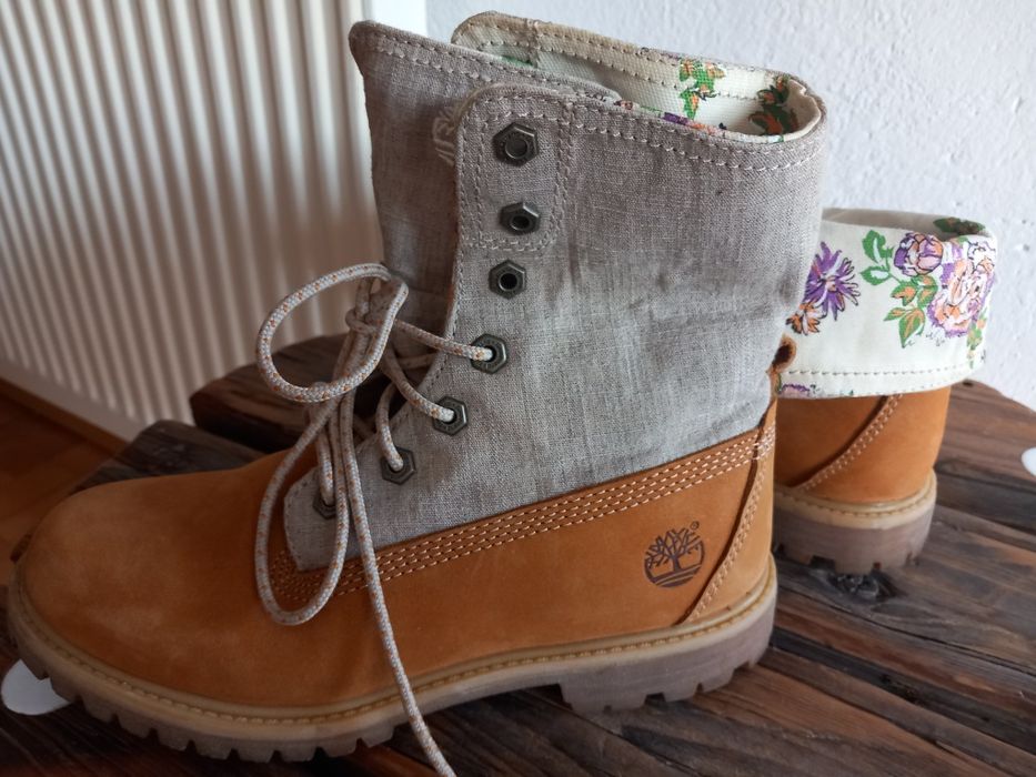 Timberlandy,trapery w kolorze biszkoptowym.