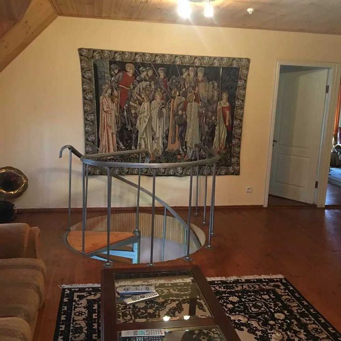 Подобова оренда сучасного будинку на березі Дніпра в сосновому лісі.