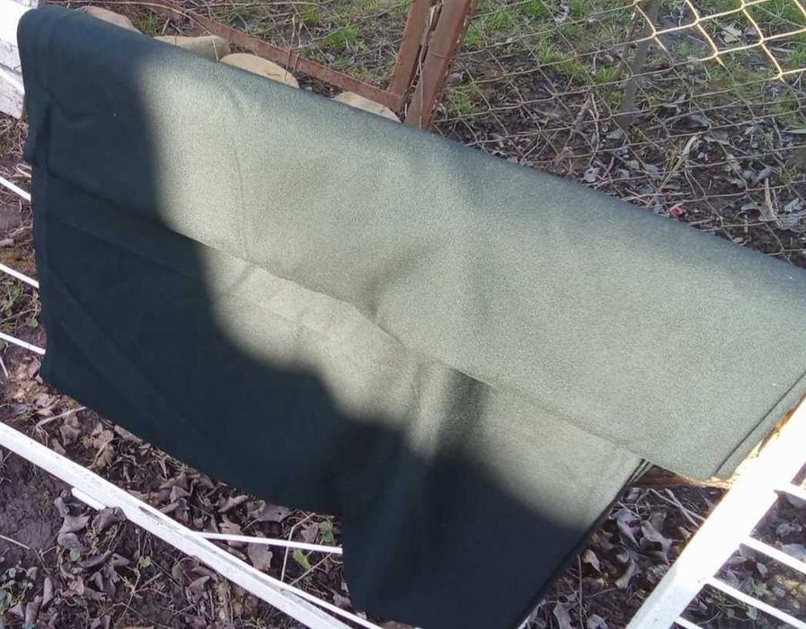 Темно зелена тепла тканина з вовною