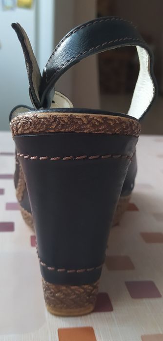 Босоніжки шкіряні жіночі 38 р.