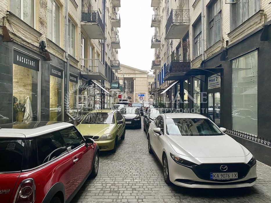 В.Васильківська 18. Фасадне приміщення 95,2 м.кв. Центр міста.