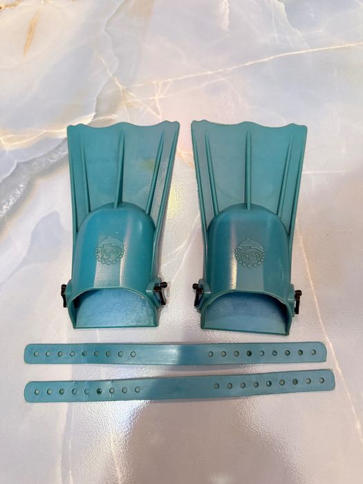 Розовые и синие детские ласты для бассейна й