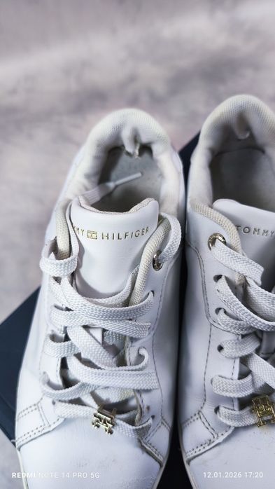 Białe damskie sneakersy Tommy Hilfiger Court Sneaker Golden TH