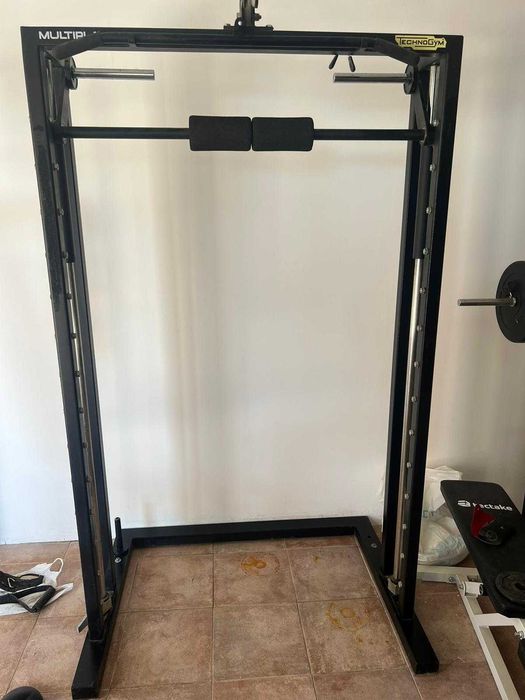 Rack com barra assistida Technogym musculação fitness