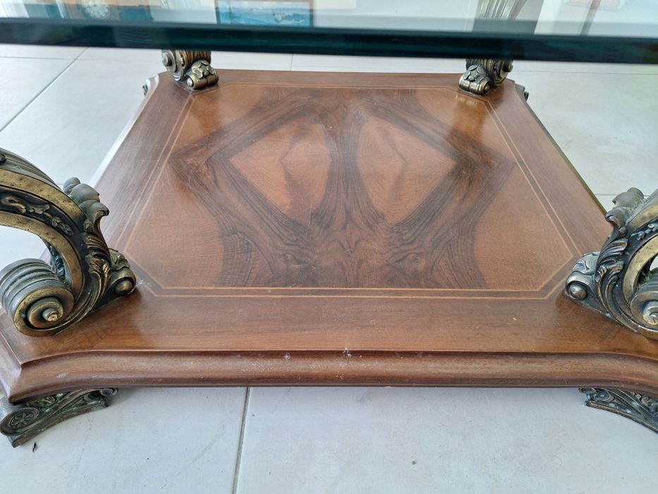 Mesa de centro clássica com tampo de cristal.
