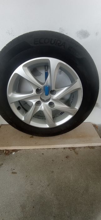 Jantes 15'' de Peugeot 208 com pneus