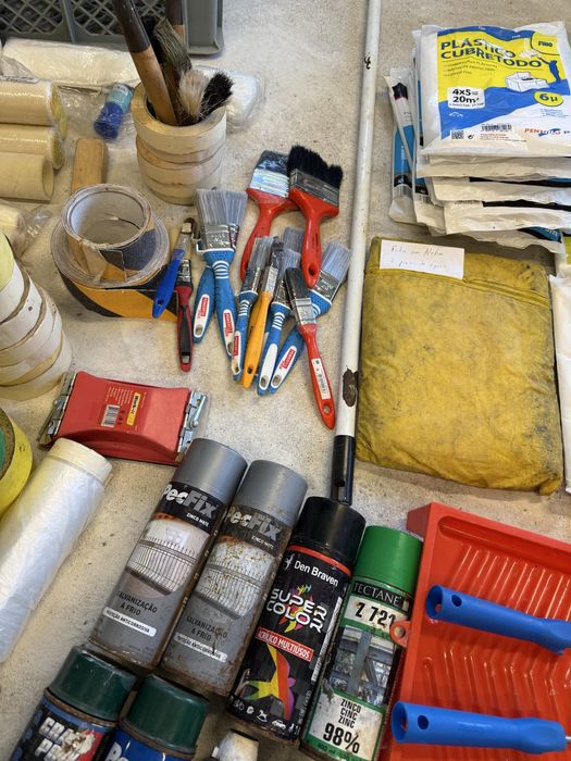 Conjunto de varios produtos para pintor