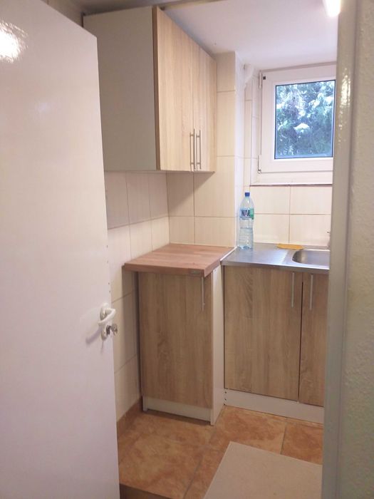 Pokój z aneksem kuchennym i łazienką