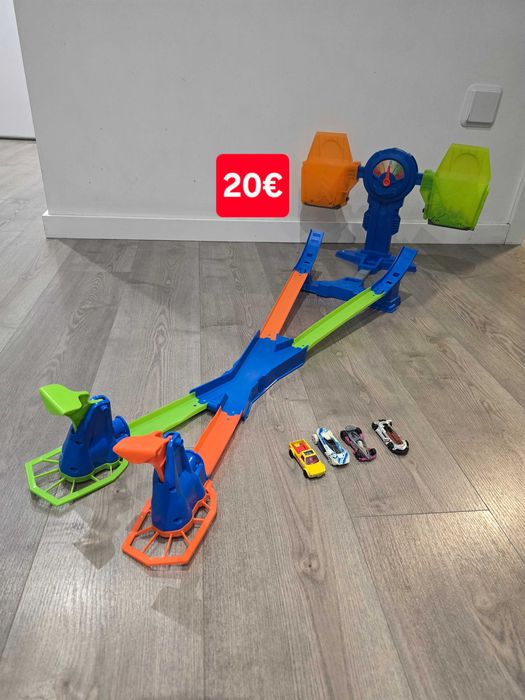 Pista Hotwheels e carrinhos