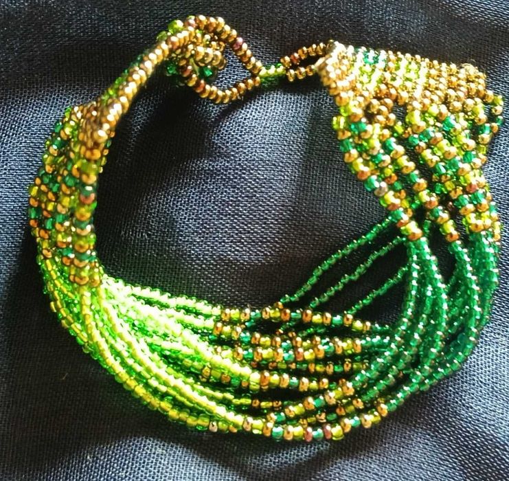 Pulseira de missangas multibandas verde e dourada (20 cm)