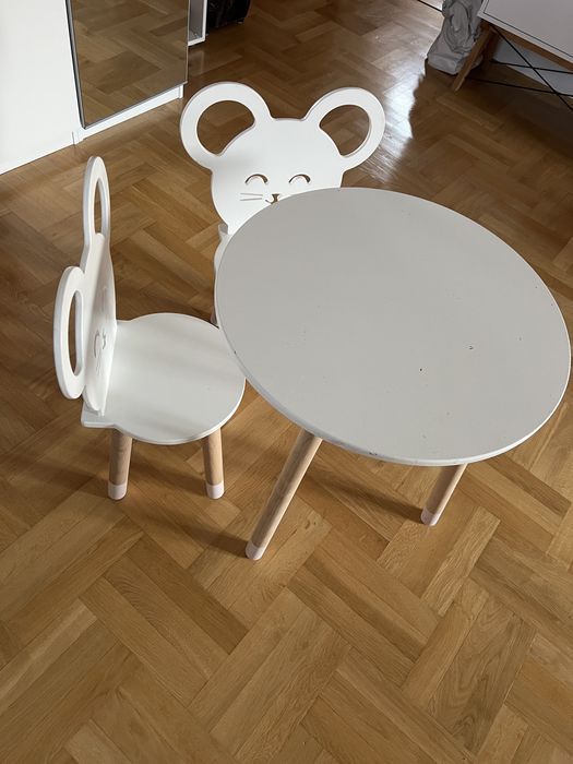 Stoliczek dziecięcy z 2 krzesłami