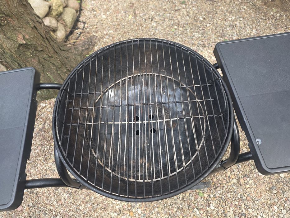 Grill węglowy na kółkach