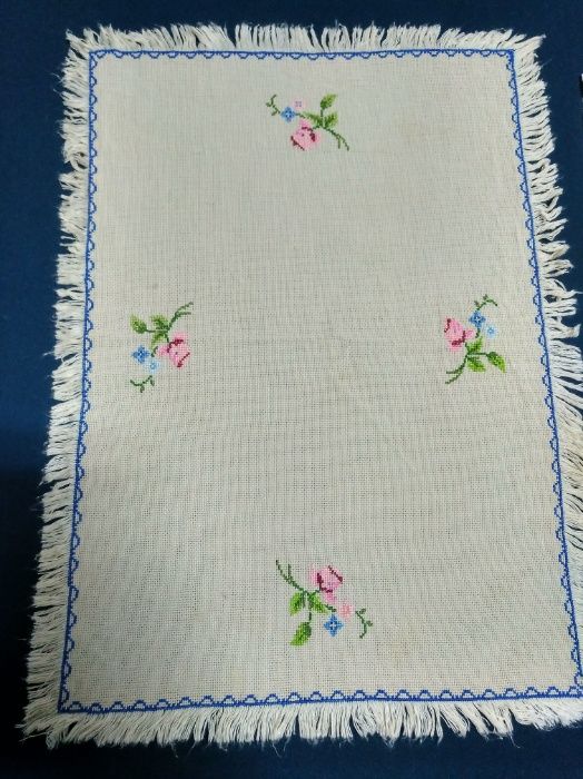 3 Naperons + 3 Bases para copos (bordados à mão)