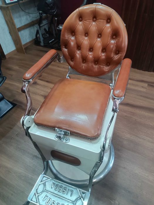 Cadeira barbeiro,pessoa Lisboa,em estado razoável,estão a uso numa barbearia,cromados bons,estofos em pele Eduardo razoável