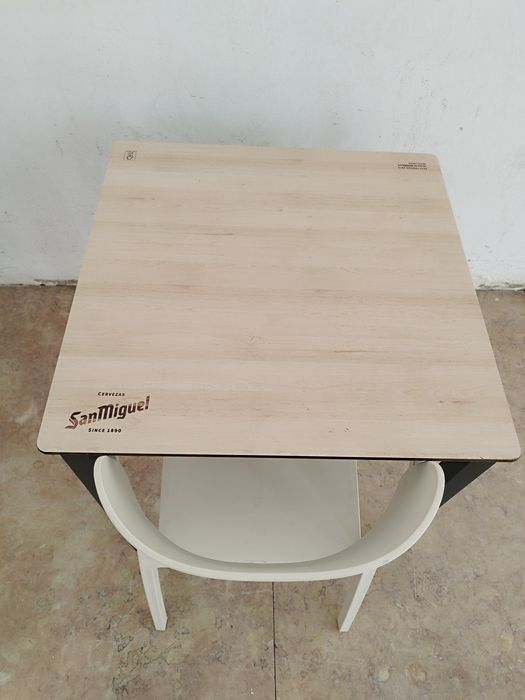 Mesa quadrada usada  San Miguel 68x68cm  + cadeira