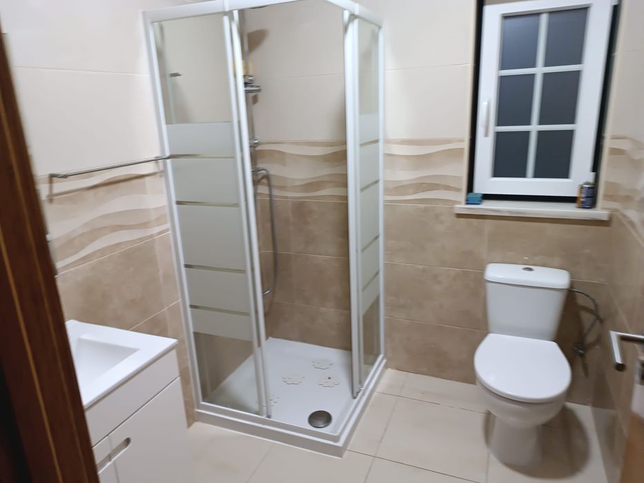 Aluga-se casa com dois quartos