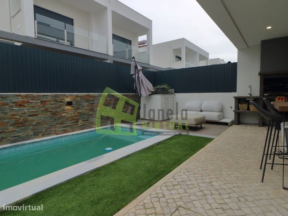 Moradia Geminada T3 com Piscina - Fernão Ferro