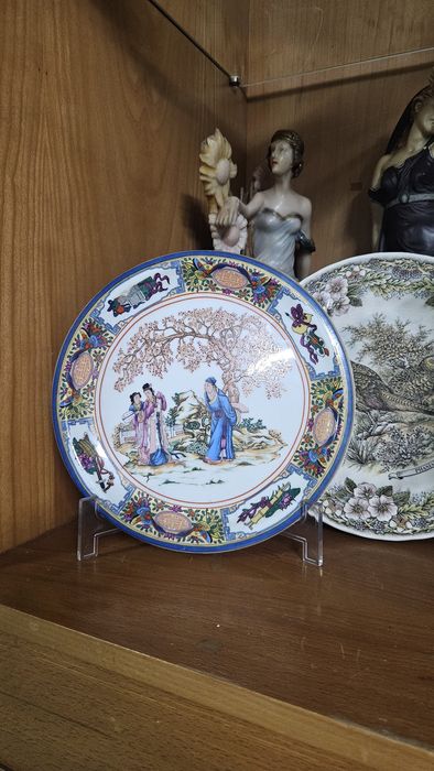 Armário e todo recheio. Peças muito antigas