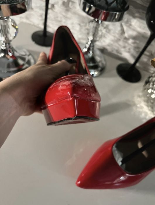 Szpilki czerwone lakierowane platforma 37