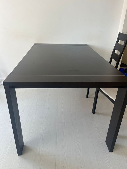 Mesa de jantar em madeira