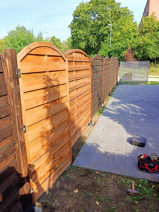 Montaż ogrodzeń panelowych drewnia, renowacja tarasowównych