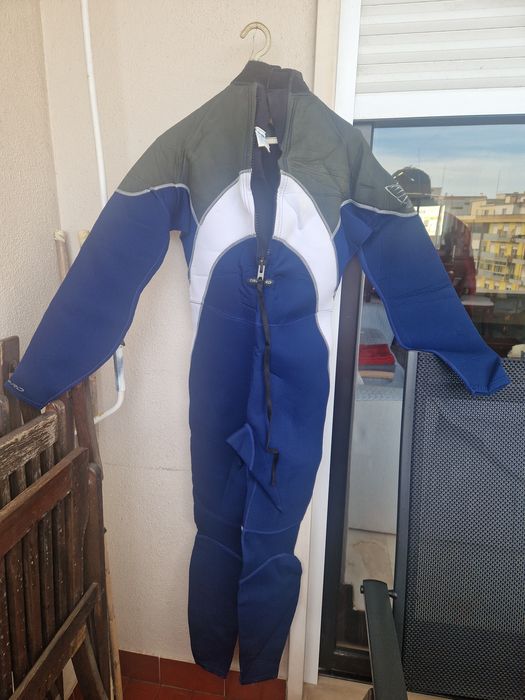 Fato surf e capacete novo