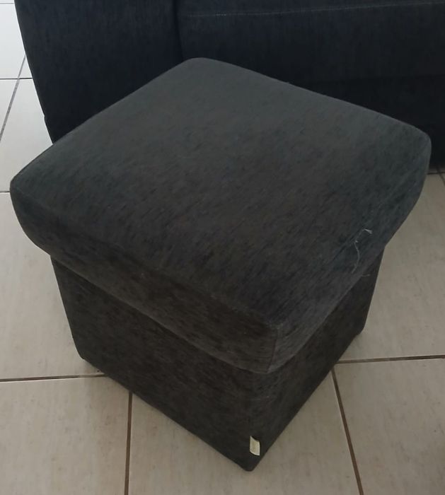 Sofá de 3 lugares oferta de puff marca Lourini