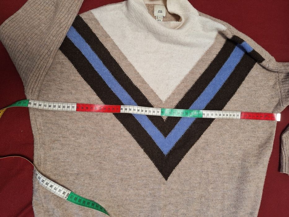 Sweterek damski beżowy.