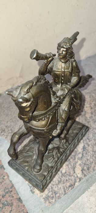 Figura zawiadowca na koniu